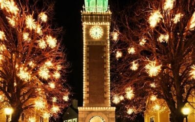 Tomorrow we LIGHT IT UP! Here are just a few of our favorite things/offers! Come support our boardwalk businesses in the off season. Many will be open all day with festive giveaways and offers! And of course, we have Santa coming by boat at 5pm courtesy of @towboatusboston and @mayortomkoch here to lead a countdown to turn on the lights at 6pm!  Link in bio or mbbaquincy.com/lightitup for info!  #quincy #marinabay #boardwalk #lightitupmarinabay #happyholidays #santabyboat #thegrinch #smallbusinesssaturday #shoplocal